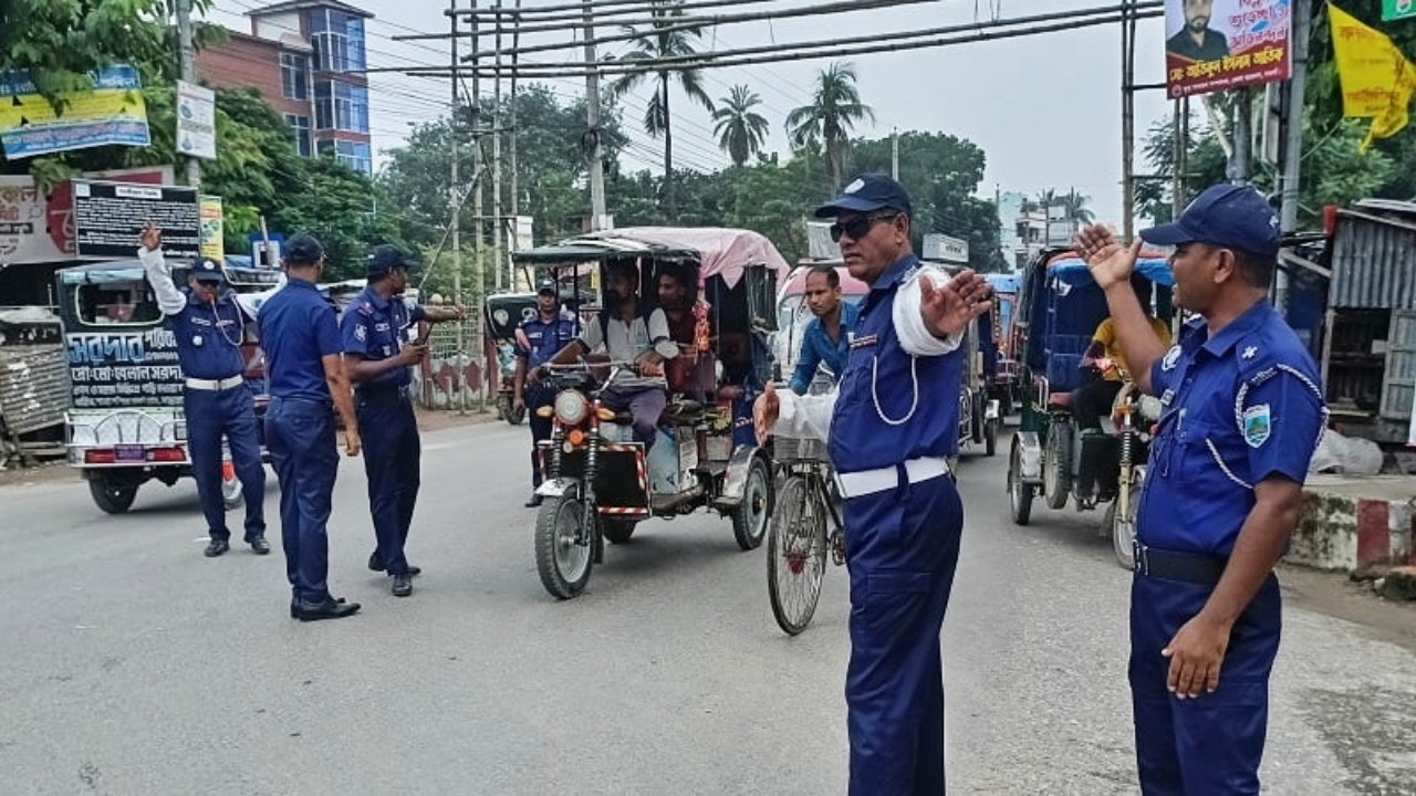 নওগাঁয় দায়িত্বে ফিরেছে পুলিশ