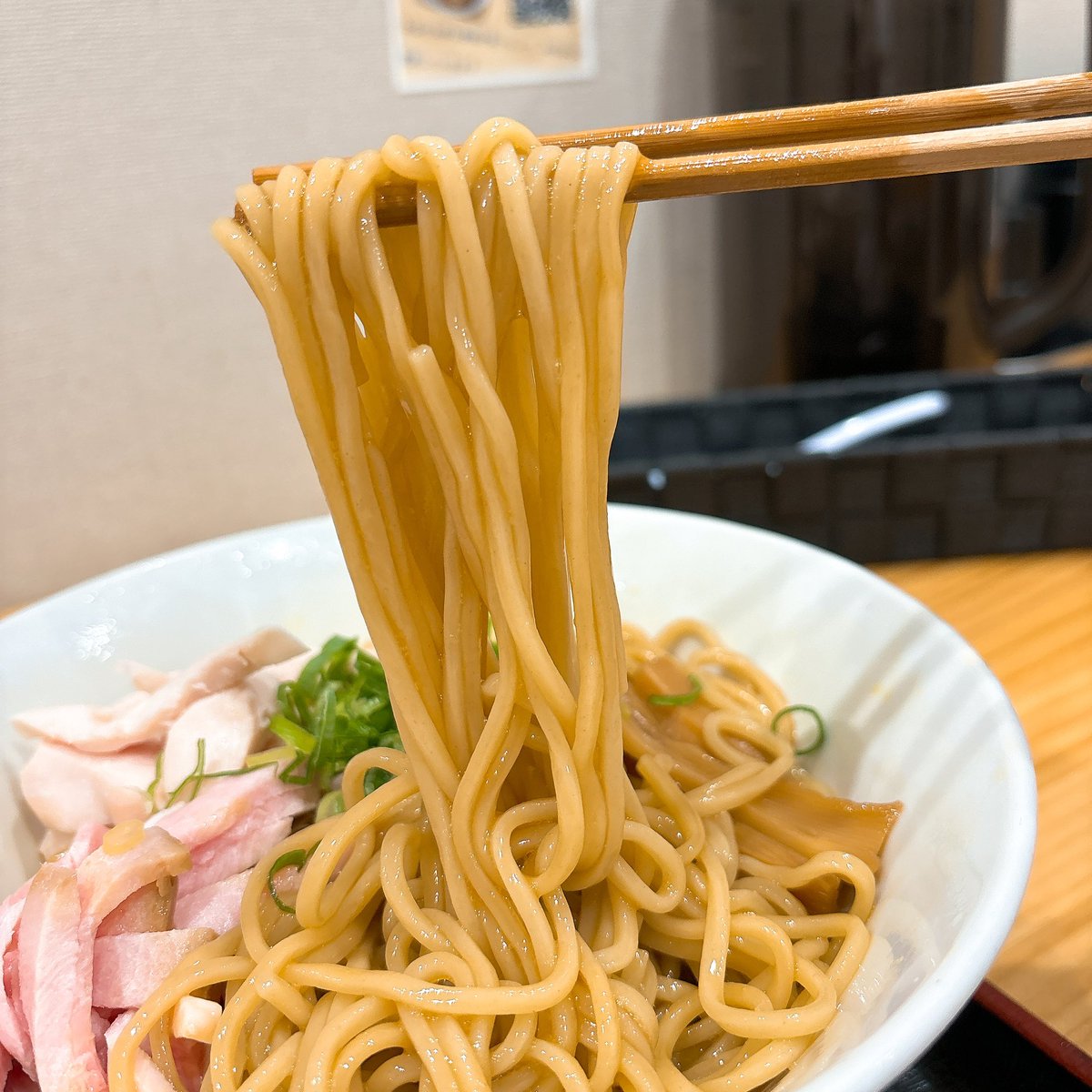 麺屋志玲
冷やし醤油まぜそば

自家製中太ストレート麺に醤油ダレ。
真ん中には生玉子が鎮座。
2種のチャーシュー、メンマ、ネギは別皿で。味変でカツオ粉
よーく混ぜてからトッピングを盛り付け。
冷水でしっかりしめられた自家製麺は弾力があり歯応え抜群。特製醤油ダレがしっかり絡んで美味しい❣️
