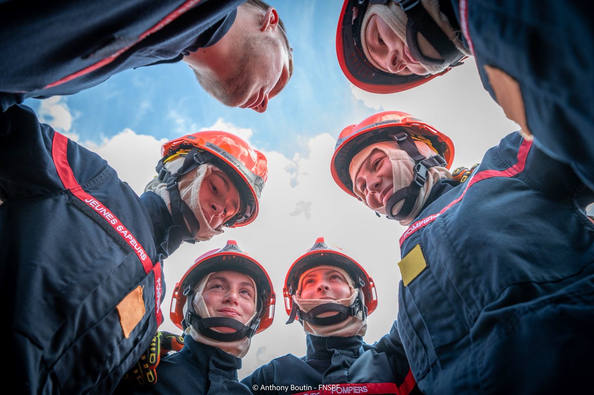 PompiersFR's tweet image. #JSP | La journée internationale de la jeunesse est l'occasion de mettre en avant nos jeunes sapeurs-#pompiers🧑‍🚒.
Ils ont entre 11 et 18 ans et ils sont de véritables ambassadeurs des comportements qui sauvent.

Pour devenir jeune sapeur-pompiers ⤵️ pompiers.fr/grand-public/d…