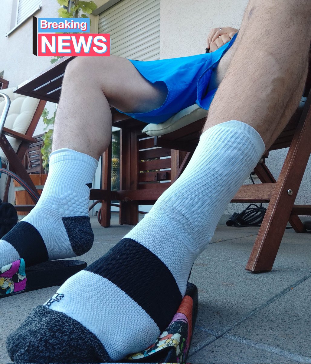 CashFeetDom's tweet photo. Wie du zu mir hoch schaust. So ist es brav. Saubere ruhig. Ich werde dich trotzdem ignorieren. 

#cashmaster #findom #master #domination #humiliat #devot #feetslave #malefeet #feetworshi̇p https://t.co/YdI5hlbyQv