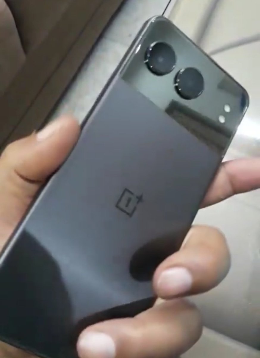 yabhishekhd's tweet image. OnePlus became the first brand to deliver green line out of the box. 🥴
#OnePlus #OnePlusNord4