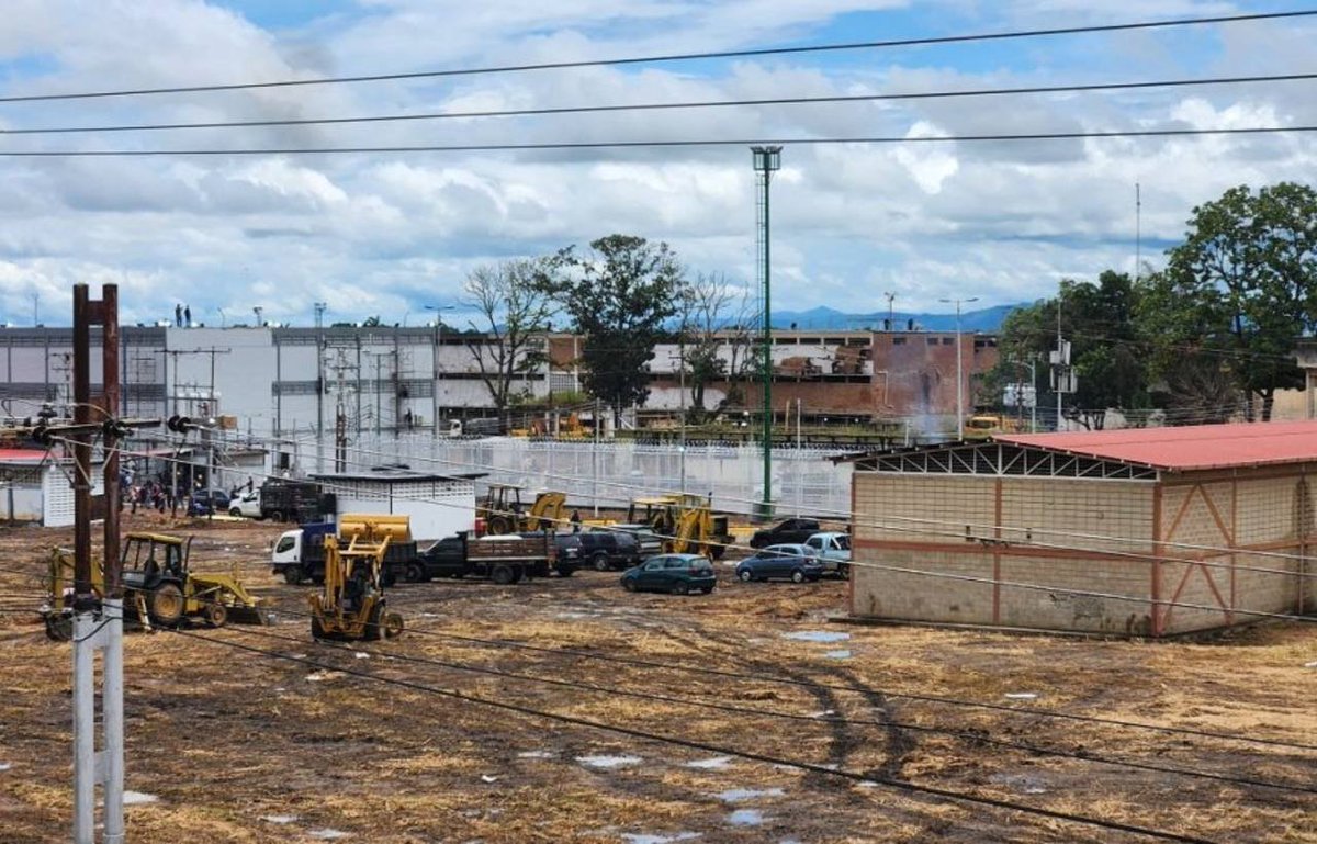 joankelincuba's tweet photo. Carabobo.
Cárcel de Tocuyito: obreros y maquinarias a toda marcha para recibir cientos de detenidos.
Se trabaja intensamente con la finalidad de recibir
a los detenidos durante las protestas
Para esto no hay BLOQUEO.
El Bloqueo es para Hospitales y la comida
FACHISMO PURO y DURO. https://t.co/hH2acplEil