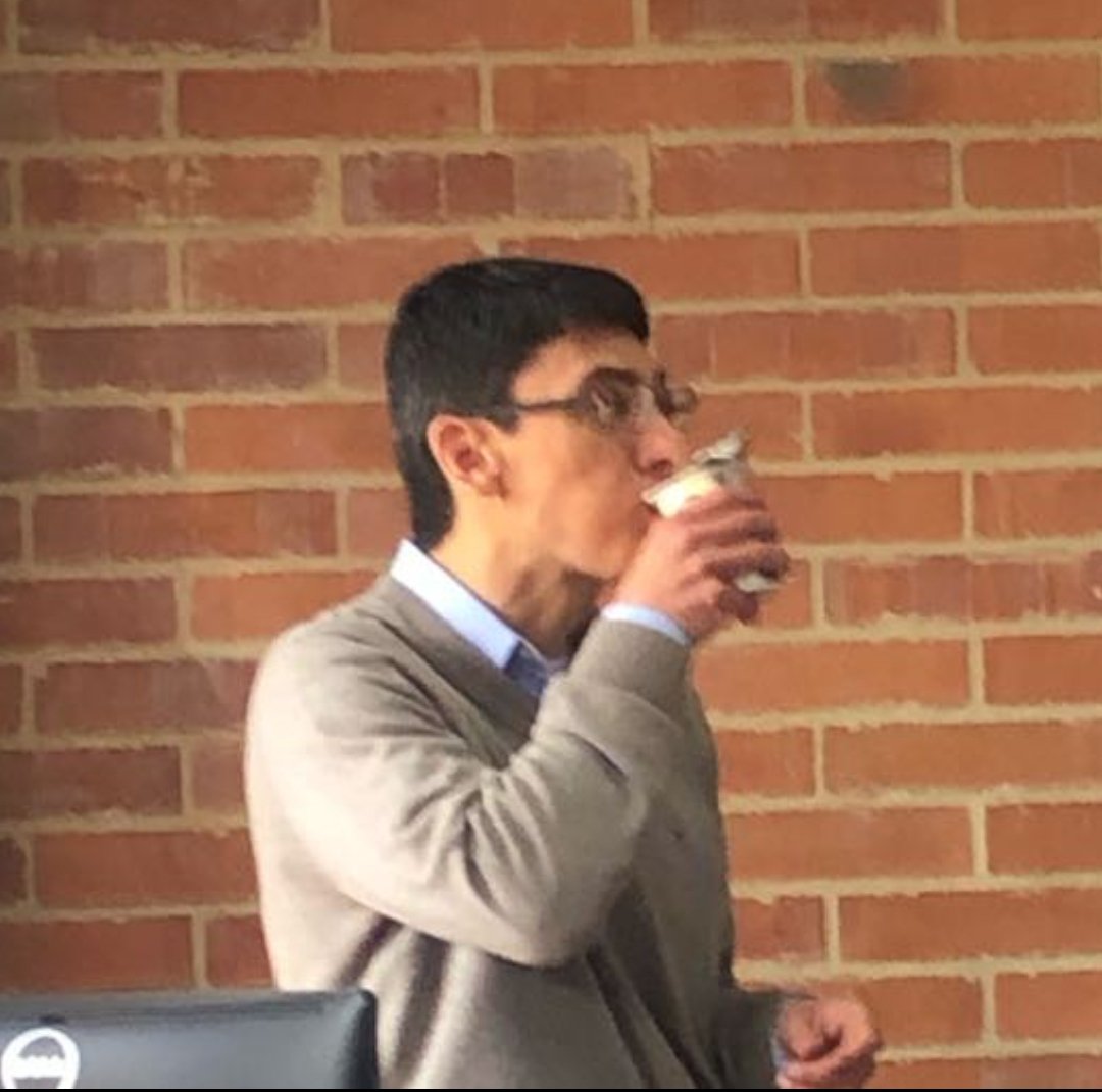cleme_shitpost's tweet photo. @nosoyjuanduenas Y Pacho mientras tanto todo parchado tomándose su avenita mientras es funado por el otro... https://t.co/75N5FYRnNY