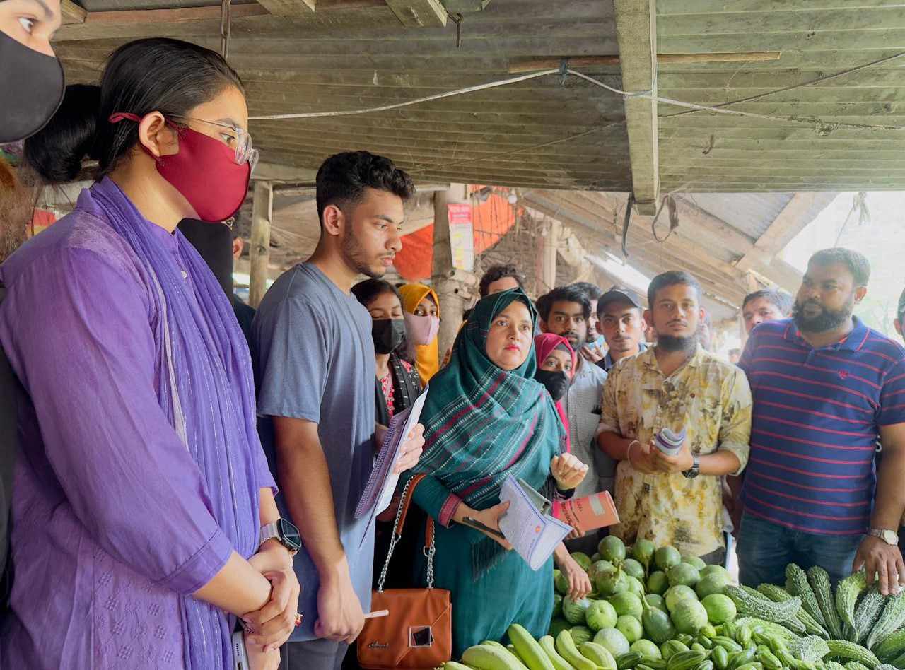 মাদারীপুরে বাজার মনিটরিংয়ে শিক্ষার্থীদের সঙ্গে ভোক্তা অধিকার-সেনাবাহিনী