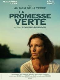 merlinpapin3's tweet photo. .@FredOL69007 Vu le film #LaPromesse Verte de Edouard Bergeon (2023) avec Alexandra Lamy Félix Moati Sofian Khammes Julie Chen Antoine Bertrand David Chin Adam Fitzgerald Charlie Cotsillas Philippe Torreton Fatou N’Daye Emmanuel Courcol Karim Rissouli Christophe Rossignon
Martin, 28 ans, rejoint une ONG en Indonésie pour effectuer des recherches. Après un tragique événement, il se rend à l'aéroport pour rentrer en France, mais il est arrêté avec de la drogue dans ses affaires et injustement condamné à mort. Pour tenter de sauver son fils, Carole se lance dans un combat inégal contre les exploitants d'huile de palme responsables de la déforestation et contre les puissants lobbies industriels.
La Promesse Verte" est un film captivant qui mêle habilement politique, drame et faits réels pour offrir une expérience cinématographique mémorable. Réalisé par un cinéaste engagé (Au Nom de la terre), le film plonge le spectateur dans les méandres de la politique environnementale contemporaine, tout en racontant une histoire humaine touchante.
Le film se concentre sur la lutte pour la protection d'une vaste forêt menacée par des projets industriels. Inspiré de faits réels, "La Promesse Verte" explore les enjeux écologiques et les défis politiques auxquels sont confrontés les défenseurs de l'environnement. Le protagoniste, un activiste dévoué, se retrouve face à un gouvernement corrompu et à des multinationales sans scrupules, prêts à tout pour exploiter les ressources naturelles de la région.
L'un des aspects les plus impressionnants du film est sa capacité à illustrer les complexités politiques entourant les questions environnementales.
À travers des dialogues intelligents et des scènes poignantes, "La Promesse Verte" démontre comment les intérêts économiques, les pressions politiques et les manipulations médiatiques peuvent entraver les efforts de préservation de l'environnement. Le film ne se contente pas de dénoncer ces obstacles ; il met également en lumière les sacrifices personnels et les risques encourus par ceux qui choisissent de défendre la planète.
Les personnages sont remarquablement bien développés, chacun apportant une dimension unique à l'histoire. Le protagoniste principal est un personnage profondément humain, tiraillé entre son engagement pour la cause et les répercussions personnelles de ses actions. Les antagonistes, bien que souvent motivés par des intérêts financiers, sont présentés avec une complexité qui évite le manichéisme simpliste.
La mise en scène est à la fois élégante et percutante, avec des images saisissantes de paysages naturels contrastant avec des scènes de destruction écologique. La bande sonore, subtile et émotive, accentue l'impact des moments clés du film.
"La Promesse Verte" se distingue également par son souci du détail historique. En s'inspirant de faits réels, le film parvient à ancrer son récit dans une réalité tangible, rendant ses messages d'autant plus percutants. Le spectateur est invité à réfléchir sur les parallèles avec les véritables luttes écologiques actuelles, ce qui renforce l'importance et la pertinence du film.
Entourés de comédiens formidable Alexandra Lamy et Félix Moati, le film nous plonge dans des méandres tragiques ;
"La Promesse Verte" est un film essentiel pour quiconque s'intéresse aux questions environnementales et politiques. Il parvient à équilibrer un récit captivant avec une analyse profonde des enjeux complexes qui façonnent notre monde. En nous rappelant que la lutte pour l'environnement est une bataille à la fois collective et individuelle, le film incite à l'action et à la réflexion.
C'est un témoignage puissant du pouvoir du cinéma pour éveiller les consciences et inspirer le changement.