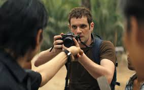 merlinpapin3's tweet photo. .@FredOL69007 Vu le film #LaPromesse Verte de Edouard Bergeon (2023) avec Alexandra Lamy Félix Moati Sofian Khammes Julie Chen Antoine Bertrand David Chin Adam Fitzgerald Charlie Cotsillas Philippe Torreton Fatou N’Daye Emmanuel Courcol Karim Rissouli Christophe Rossignon
Martin, 28 ans, rejoint une ONG en Indonésie pour effectuer des recherches. Après un tragique événement, il se rend à l'aéroport pour rentrer en France, mais il est arrêté avec de la drogue dans ses affaires et injustement condamné à mort. Pour tenter de sauver son fils, Carole se lance dans un combat inégal contre les exploitants d'huile de palme responsables de la déforestation et contre les puissants lobbies industriels.
La Promesse Verte" est un film captivant qui mêle habilement politique, drame et faits réels pour offrir une expérience cinématographique mémorable. Réalisé par un cinéaste engagé (Au Nom de la terre), le film plonge le spectateur dans les méandres de la politique environnementale contemporaine, tout en racontant une histoire humaine touchante.
Le film se concentre sur la lutte pour la protection d'une vaste forêt menacée par des projets industriels. Inspiré de faits réels, "La Promesse Verte" explore les enjeux écologiques et les défis politiques auxquels sont confrontés les défenseurs de l'environnement. Le protagoniste, un activiste dévoué, se retrouve face à un gouvernement corrompu et à des multinationales sans scrupules, prêts à tout pour exploiter les ressources naturelles de la région.
L'un des aspects les plus impressionnants du film est sa capacité à illustrer les complexités politiques entourant les questions environnementales.
À travers des dialogues intelligents et des scènes poignantes, "La Promesse Verte" démontre comment les intérêts économiques, les pressions politiques et les manipulations médiatiques peuvent entraver les efforts de préservation de l'environnement. Le film ne se contente pas de dénoncer ces obstacles ; il met également en lumière les sacrifices personnels et les risques encourus par ceux qui choisissent de défendre la planète.
Les personnages sont remarquablement bien développés, chacun apportant une dimension unique à l'histoire. Le protagoniste principal est un personnage profondément humain, tiraillé entre son engagement pour la cause et les répercussions personnelles de ses actions. Les antagonistes, bien que souvent motivés par des intérêts financiers, sont présentés avec une complexité qui évite le manichéisme simpliste.
La mise en scène est à la fois élégante et percutante, avec des images saisissantes de paysages naturels contrastant avec des scènes de destruction écologique. La bande sonore, subtile et émotive, accentue l'impact des moments clés du film.
"La Promesse Verte" se distingue également par son souci du détail historique. En s'inspirant de faits réels, le film parvient à ancrer son récit dans une réalité tangible, rendant ses messages d'autant plus percutants. Le spectateur est invité à réfléchir sur les parallèles avec les véritables luttes écologiques actuelles, ce qui renforce l'importance et la pertinence du film.
Entourés de comédiens formidable Alexandra Lamy et Félix Moati, le film nous plonge dans des méandres tragiques ;
"La Promesse Verte" est un film essentiel pour quiconque s'intéresse aux questions environnementales et politiques. Il parvient à équilibrer un récit captivant avec une analyse profonde des enjeux complexes qui façonnent notre monde. En nous rappelant que la lutte pour l'environnement est une bataille à la fois collective et individuelle, le film incite à l'action et à la réflexion.
C'est un témoignage puissant du pouvoir du cinéma pour éveiller les consciences et inspirer le changement.