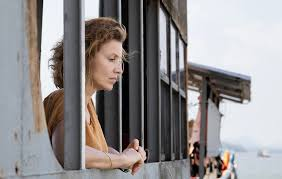 merlinpapin3's tweet photo. .@FredOL69007 Vu le film #LaPromesse Verte de Edouard Bergeon (2023) avec Alexandra Lamy Félix Moati Sofian Khammes Julie Chen Antoine Bertrand David Chin Adam Fitzgerald Charlie Cotsillas Philippe Torreton Fatou N’Daye Emmanuel Courcol Karim Rissouli Christophe Rossignon
Martin, 28 ans, rejoint une ONG en Indonésie pour effectuer des recherches. Après un tragique événement, il se rend à l'aéroport pour rentrer en France, mais il est arrêté avec de la drogue dans ses affaires et injustement condamné à mort. Pour tenter de sauver son fils, Carole se lance dans un combat inégal contre les exploitants d'huile de palme responsables de la déforestation et contre les puissants lobbies industriels.
La Promesse Verte" est un film captivant qui mêle habilement politique, drame et faits réels pour offrir une expérience cinématographique mémorable. Réalisé par un cinéaste engagé (Au Nom de la terre), le film plonge le spectateur dans les méandres de la politique environnementale contemporaine, tout en racontant une histoire humaine touchante.
Le film se concentre sur la lutte pour la protection d'une vaste forêt menacée par des projets industriels. Inspiré de faits réels, "La Promesse Verte" explore les enjeux écologiques et les défis politiques auxquels sont confrontés les défenseurs de l'environnement. Le protagoniste, un activiste dévoué, se retrouve face à un gouvernement corrompu et à des multinationales sans scrupules, prêts à tout pour exploiter les ressources naturelles de la région.
L'un des aspects les plus impressionnants du film est sa capacité à illustrer les complexités politiques entourant les questions environnementales.
À travers des dialogues intelligents et des scènes poignantes, "La Promesse Verte" démontre comment les intérêts économiques, les pressions politiques et les manipulations médiatiques peuvent entraver les efforts de préservation de l'environnement. Le film ne se contente pas de dénoncer ces obstacles ; il met également en lumière les sacrifices personnels et les risques encourus par ceux qui choisissent de défendre la planète.
Les personnages sont remarquablement bien développés, chacun apportant une dimension unique à l'histoire. Le protagoniste principal est un personnage profondément humain, tiraillé entre son engagement pour la cause et les répercussions personnelles de ses actions. Les antagonistes, bien que souvent motivés par des intérêts financiers, sont présentés avec une complexité qui évite le manichéisme simpliste.
La mise en scène est à la fois élégante et percutante, avec des images saisissantes de paysages naturels contrastant avec des scènes de destruction écologique. La bande sonore, subtile et émotive, accentue l'impact des moments clés du film.
"La Promesse Verte" se distingue également par son souci du détail historique. En s'inspirant de faits réels, le film parvient à ancrer son récit dans une réalité tangible, rendant ses messages d'autant plus percutants. Le spectateur est invité à réfléchir sur les parallèles avec les véritables luttes écologiques actuelles, ce qui renforce l'importance et la pertinence du film.
Entourés de comédiens formidable Alexandra Lamy et Félix Moati, le film nous plonge dans des méandres tragiques ;
"La Promesse Verte" est un film essentiel pour quiconque s'intéresse aux questions environnementales et politiques. Il parvient à équilibrer un récit captivant avec une analyse profonde des enjeux complexes qui façonnent notre monde. En nous rappelant que la lutte pour l'environnement est une bataille à la fois collective et individuelle, le film incite à l'action et à la réflexion.
C'est un témoignage puissant du pouvoir du cinéma pour éveiller les consciences et inspirer le changement.