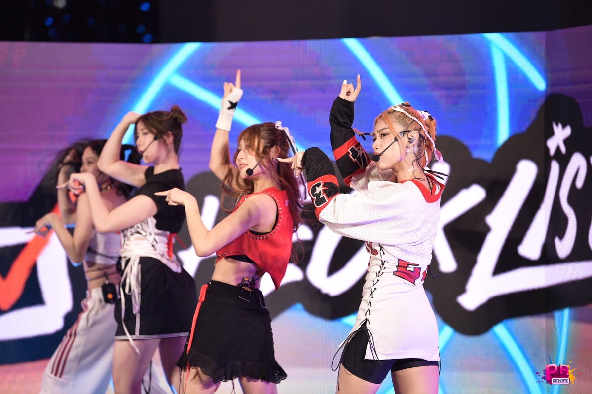 PRSocietyNews's tweet image. 4 สาวจากวง #QUADLIPS ในงานแถลงข่าว เปิดตัว Single ที่ 3 กับเพลง CHECK LIST

#QUADLIPS_Checklist #LetsCheckitOut  #FameQUADLIPS #FeniQUADLIPS #HinaQUADLIPS #ColeQUADLIPS