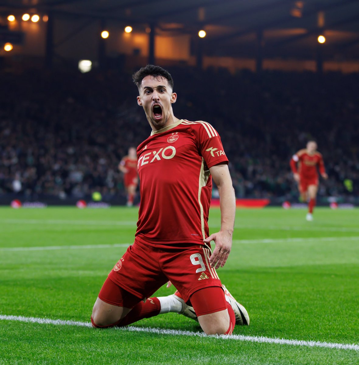 Sobre Bojan Miovski, al que he visto tanto con su selección 🇲🇰 como con el Aberdeen en UECL. Me parece un delantero muy interesante que ha ido creciendo a buen ritmo y todavía le veo bastante margen. 25 años, 1'89m, zurdo y con 26 goles el curso pasado (14 en Liga en 33j) 
MÁS 👇