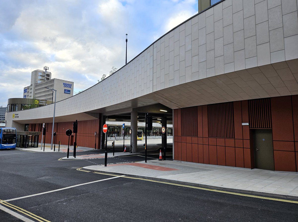 LongworthFacade's tweet image. Today we&apos;re looking back at Stockport Interchange which was handed over earlier this year.

On this project we carried out the facade to the Interchange, working for @WillmottDixon Construction

#stockportinterchange #constructionuk #stonecladding #stockport