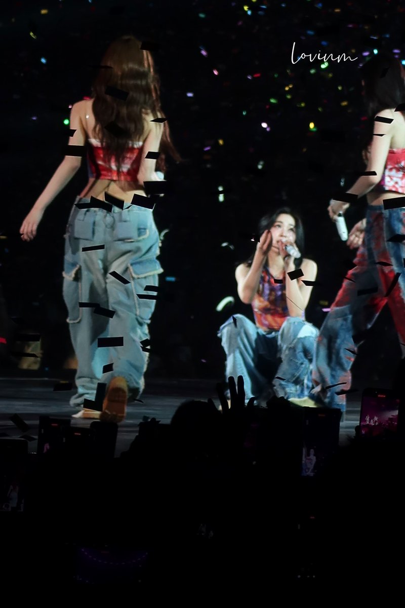 240810 RYUJIN HK concert
🐱🥺

#RYUJIN #류진 #ITZY #있지 
#ITZY_WORLD_TOUR