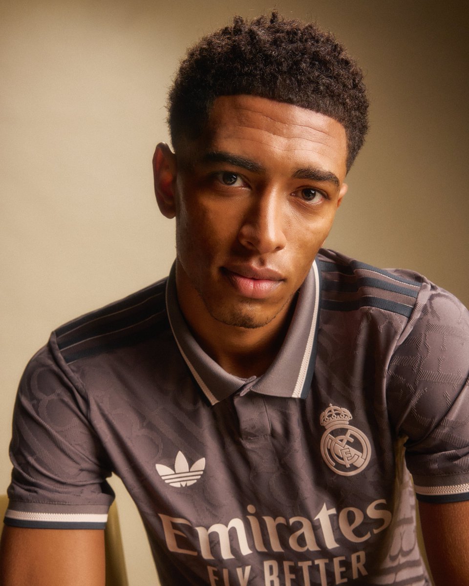 realmadrid's tweet photo. 🩶 Ya tenemos nuestra tercera equipación y es... ¡PERFECTA!
👕 https://t.co/UFRCVJyhUo
🤝 @adidasfootball | #adidas | #third https://t.co/nRZV7nNdC4