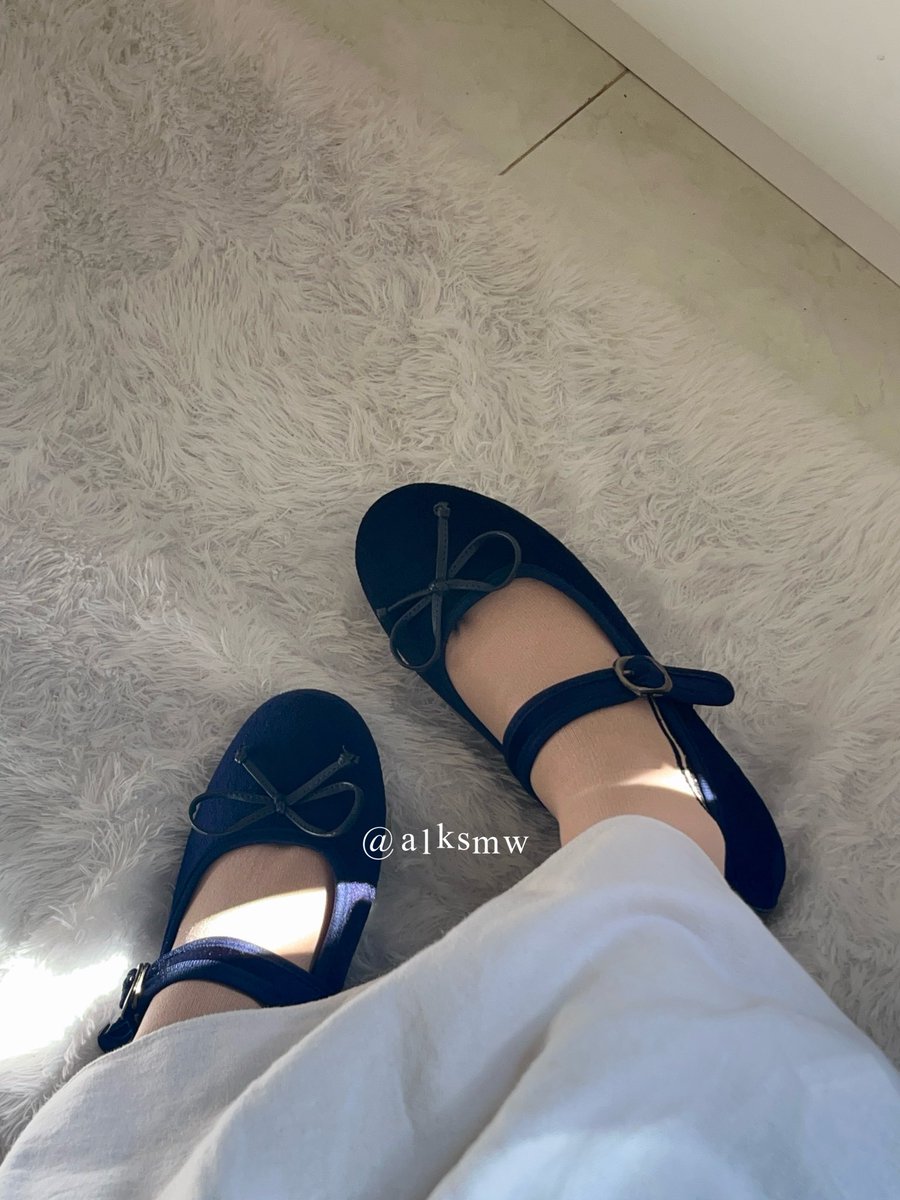 alksmw's tweet photo. beli flatshoes under 100k ga berharap lebih buat kualitasnya tapi menurut aku ini cakep parah 😭🤏🏻

flatshoes warna navy boleh juga 👀💙 https://t.co/JMjuoOecB4