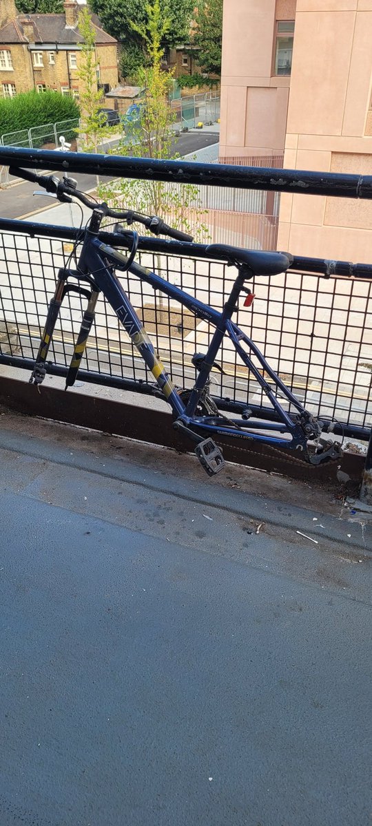 They stole the tyres of my bike 😥. 
 #biketheft #London
#UKisNotSafe #LondonisNotSafe
<a href="/lb_southwark/">Southwark Council</a> 
<a href="/Southwark_News/">Southwark News</a>