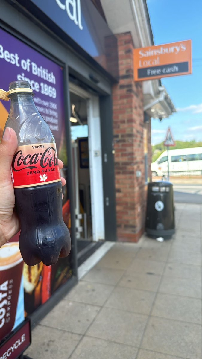 Niusky94's tweet photo. @CocaCola_es pero en España vamos con atraso 😣 Menos mal que también vivo en UK y Australia y conocen lo bueno https://t.co/Hj78xbEwZK