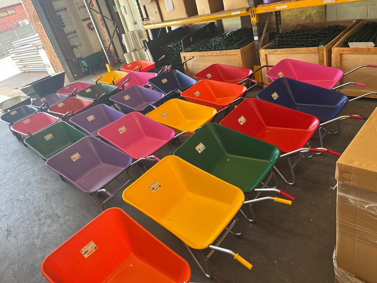 Bullbarrow's tweet photo. A whole rainbow of Bullbarrow wheelbarrows🤩
These wheelbarrows are all ready to leave the warehouse and make their way to their new homes!
Which colour would you choose?👀
#bullbarrow #wheelbarrow #mim #ukmfg https://t.co/UI9UTdjCvD