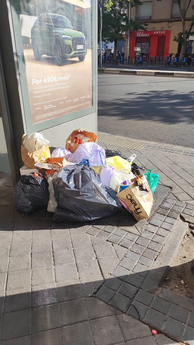 AVVBarrioMosca's tweet photo. Los #JJOO llegan a su final, pero no así los Juegos OLORIMPICOS que serán infinitos. El mierdallero no da abasto a tanta zona con basuras y sucia.Un barrio limpio es cosa de tod@s ¿quien va a poner soluciones efectivas? #usera #warripop📸c. Manuel Noya y Antonio Lopez @jmd_usera https://t.co/oEAhFYDQwn