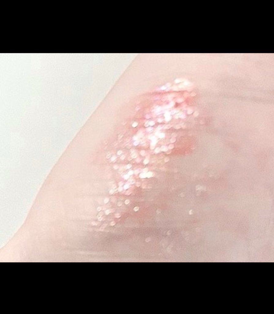 rinrinwinter's tweet image. エテュセのうさぎピンクを涙袋に塗るのが好きすぎて、ポーチに入ってないと不安になる🐇
カラーもラメも落ちにくいから、暑い日も安心して使ってる🐇💗

 #夏のポーチの中身
 #PRIMAmimist