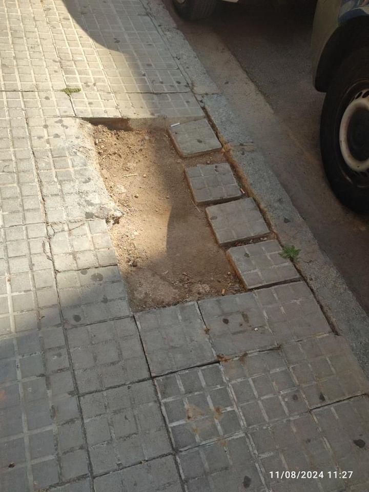 molletopina's tweet photo. ⚠️ Manca de panots i, els que hi ha, posats en forma artística;  també falten trossos de panot que han fet caure ja diverses persones.  

📍Anselm Clavé 55-57
Barri del #Centre 

@aramollet podeu ajudar-nos a gestionar-ho amb l'equip de govern?  

Gràcies https://t.co/Y5Q9rAv9SN