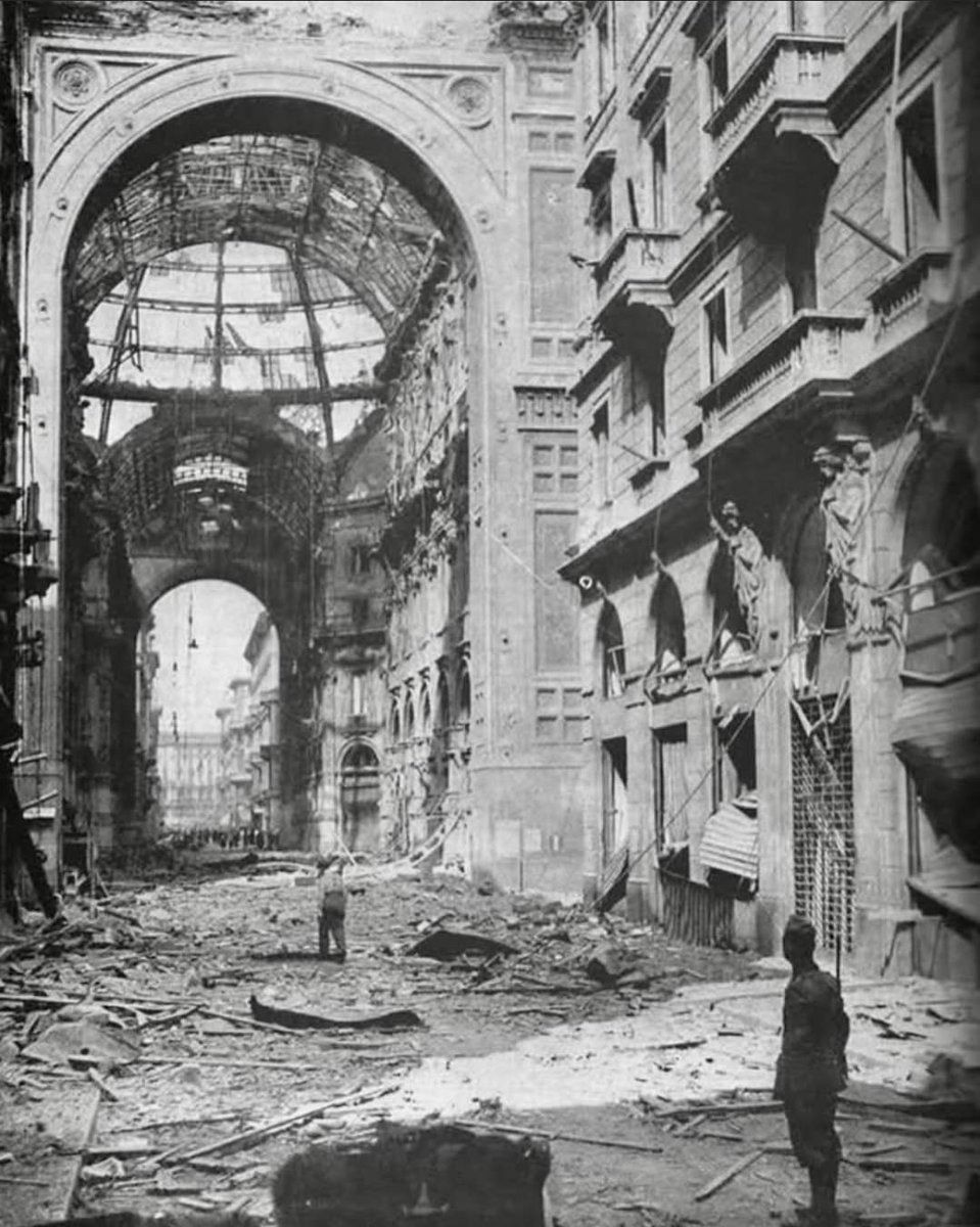 AndreaDT45's tweet photo. Nella notte tra il 12 e il 13 agosto 1943 #Milano veniva colpita da un violento bombardamento degli Alleati con ordigni incenendiari. Il Duomo rilevò pochissimi danni anche per via dell'"accordo" bellico di non colpire monumenti storici. Non si può dire lo stesso per la Galleria https://t.co/pu9u5RDbYZ