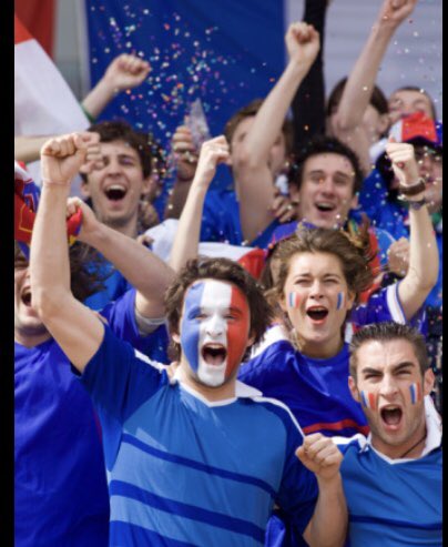 Ferveur populaire ? 
Cette hystérie provoquée à chaque fois que la caméra balaie les supporters excite l’ego du  « vu à la télé ! ».
Ou est la sincérité du ressenti de l’événement et du regard sur l’autre …
C’est la triste société de l’Egoportrait …