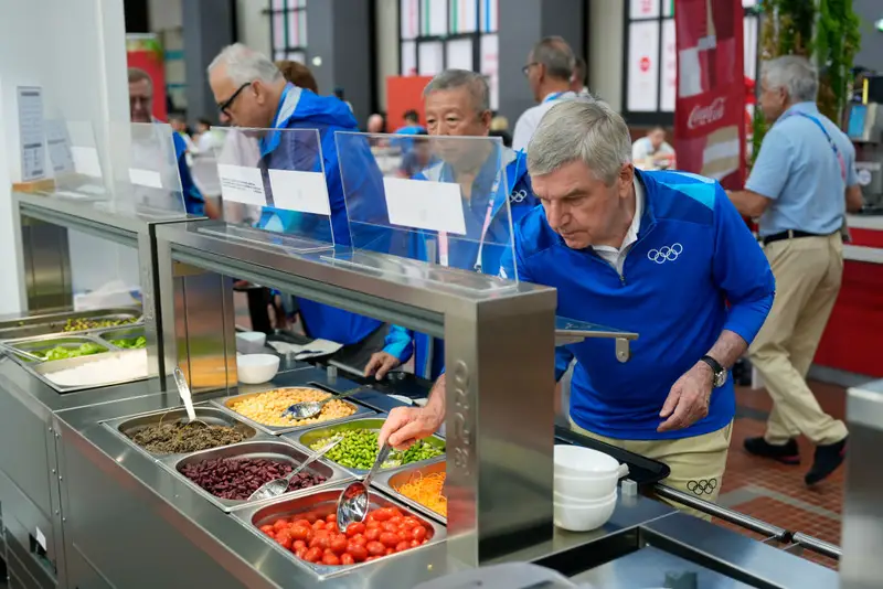TMIHARINI's tweet photo. Dikabarkan ada ulat di makanan Paralimpiade Paris 2024, Kontingen Indonesia membuat dapur sendiri.

NPC Indonesia menyoroti bagaimana fasilitas Paralimpiade 2024 kurang memadai, termasuk kebersihan dan nutrisi makanan atlet.

"Makanan di sana gak enak, variasi protein sedikit, antre minimal 30 menit," ucap Wakil Sekjen National Paralympic Committee (NPC) Indonesia, Rima Ferdianto.