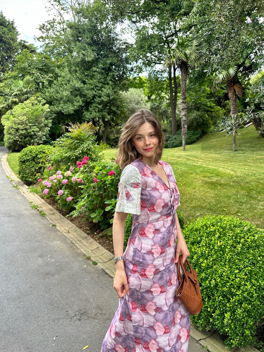 adL_official's tweet image. Ecem Turan, For Art SS’24 koleksiyonu “Konuşulmayan Beklentiler” desenli elbisesi ile en sevilen renkleri doğa ile buluşturuyor.

#adL #forart #ss24