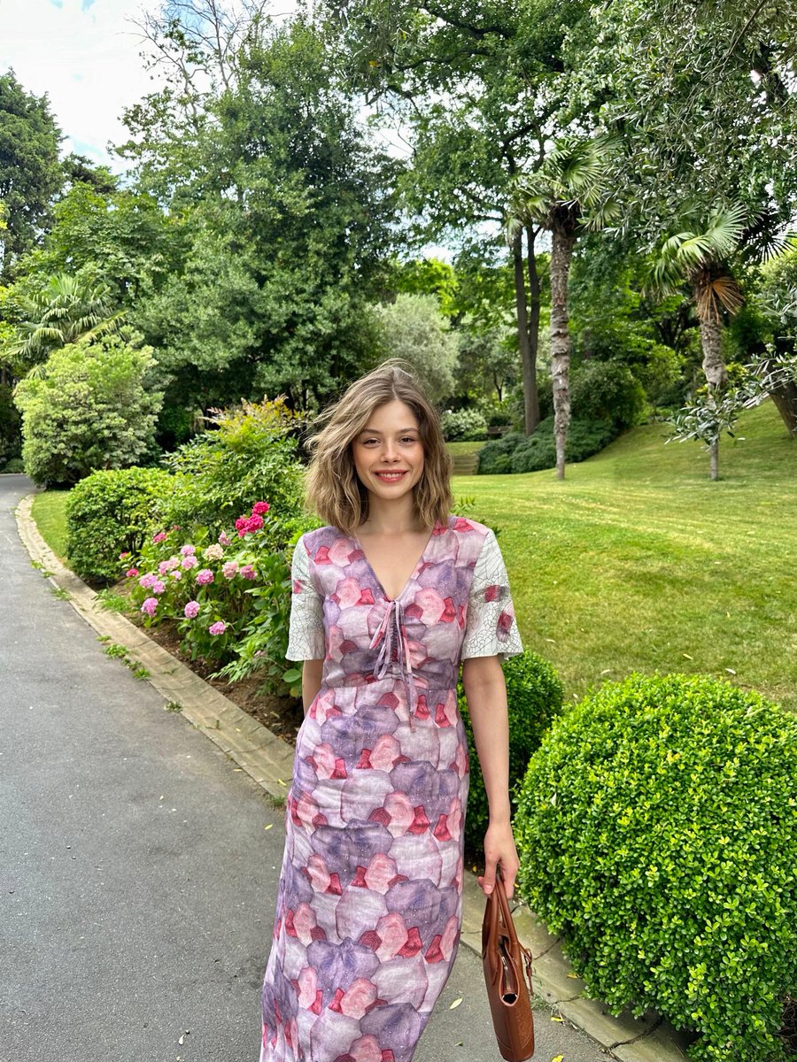 adL_official's tweet image. Ecem Turan, For Art SS’24 koleksiyonu “Konuşulmayan Beklentiler” desenli elbisesi ile en sevilen renkleri doğa ile buluşturuyor.

#adL #forart #ss24