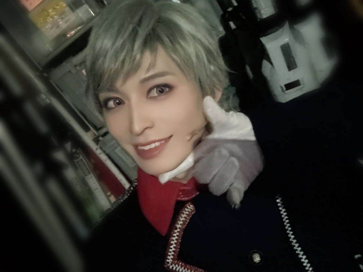 C1Wo705's tweet photo. ミュージカル
「ヘタリア〜The glorious world〜」
京都公演千秋楽ありがとうございました！！
めちゃくちゃ毎日楽しく充実した日々です✨✨
大阪も全力で盛り上がっていきましょうー♪♪♪

ロマーノに何故か掴まれてます(笑)

京都ありがとうーー🐣

#ヘタミュ https://t.co/17LQ0VEpvb
