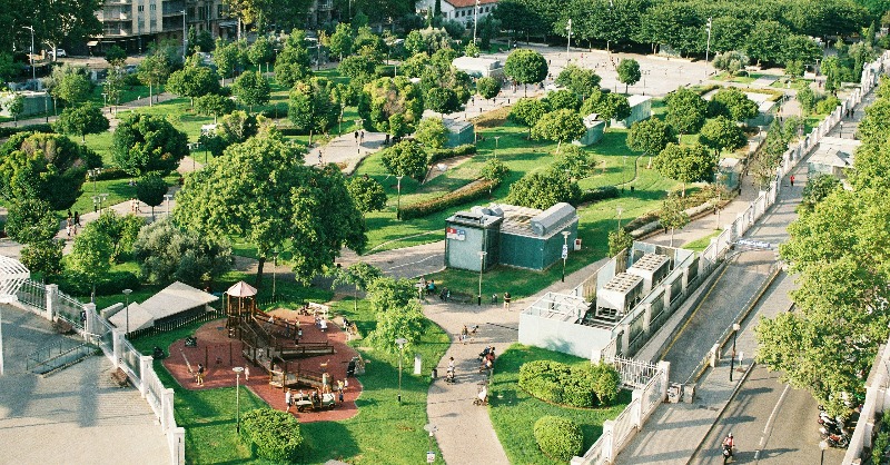co2revolution's tweet photo. Las ciudades sufren altas temperaturas debido a la isla de calor urbana, haciendo que las aceras alcancen más de 50ºC. Mejorar la infraestructura verde urbana ayuda a crear un entorno más fresco, saludable y sostenible. 

Descubre cómo en nuestro último artículo 👇🏻