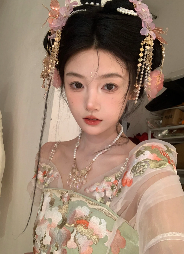 ch12348217630's tweet photo. It's a little princess who was sent to be married in ancient times
Hanfu is really beautiful and spicy!
#Makeup #Fashion #Clothes #Design #China #Nationalstyle #Pop
#浙江 #大美中国
#AllinCeltics #RickCarlisle #TheValley #WWERaw #Gagcity #canucks #LCDLF4 #AMBERROSE https://t.co/wD2cdC45Un