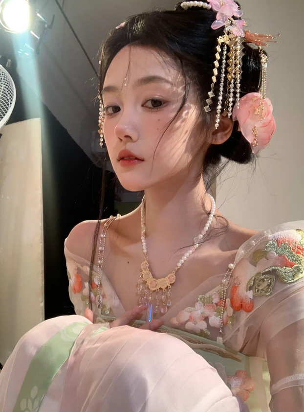 ch12348217630's tweet photo. It's a little princess who was sent to be married in ancient times
Hanfu is really beautiful and spicy!
#Makeup #Fashion #Clothes #Design #China #Nationalstyle #Pop
#浙江 #大美中国
#AllinCeltics #RickCarlisle #TheValley #WWERaw #Gagcity #canucks #LCDLF4 #AMBERROSE https://t.co/wD2cdC45Un