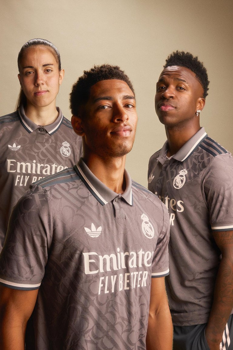 🚨 SORTEO DE LA TERCERA EQUIPACIÓN DEL REAL MADRID 🚨

Requisitos para participar: 
1- Dar RT este tweet
2- Seguir a <a href="/Ctinfo_17/">Ctinfo_17</a> y a @adrirm33
3- Mencionar a un amigo/a

El ganador podrá elegir el dorsal. 🤍

El ganador se dará el 16 de agosto 🍀