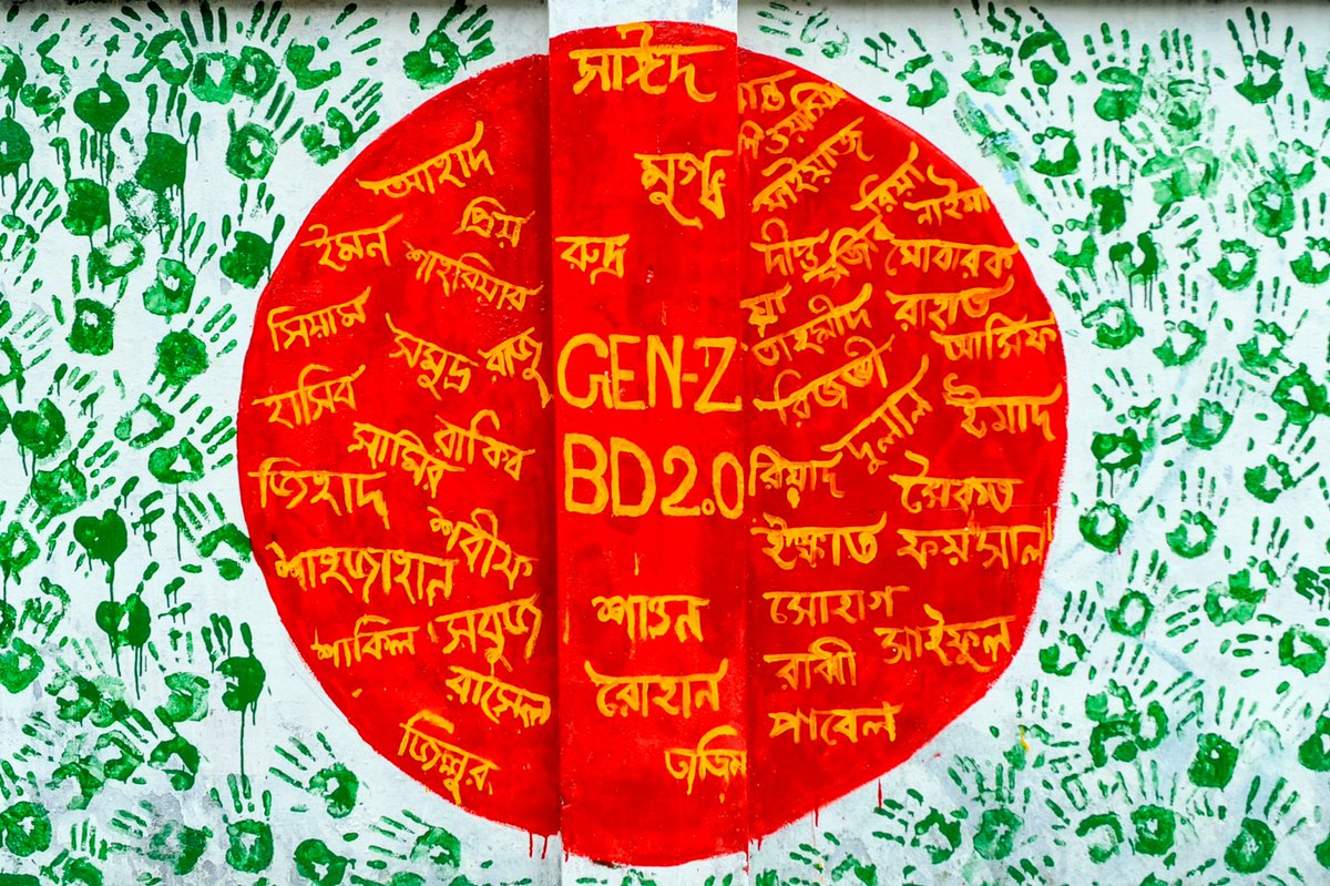Majority_World's tweet photo. Students paint vandalised walls. From directing vehicles to repainting the urban landscape, the students are transforming #Sylhet city in impressive ways. They wrote powerful messages, rebel poetry with artistic expressions to inspire change &amp; elevate the spirit of the community. https://t.co/ToA79fOCKi