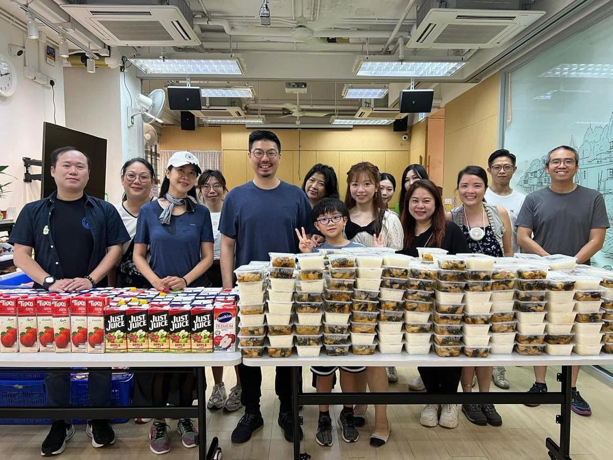 adolfyau's tweet photo. 又到我們兔蘆做義工活動的時候，今次在油塘高怡邨仁愛敬老中心。大家一行十多人在中午時間集合，派發了300個飯盒予基層長者們 https://t.co/SuTJDjRy8H