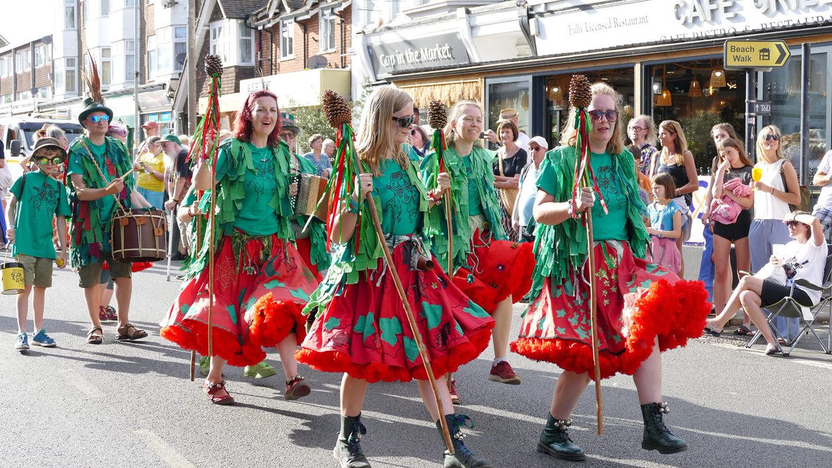CommunityAd's tweet image. Dancing through the streets, colourful costumes everywhere! The  Broadstairs Folk Week Parade brought smiles to faces young and old. From Morris dancers to musicians, the town came alive with tradition and joy.
Photos by Frank Leppard 
 #folkweek #broadstairs #thanet #Kent