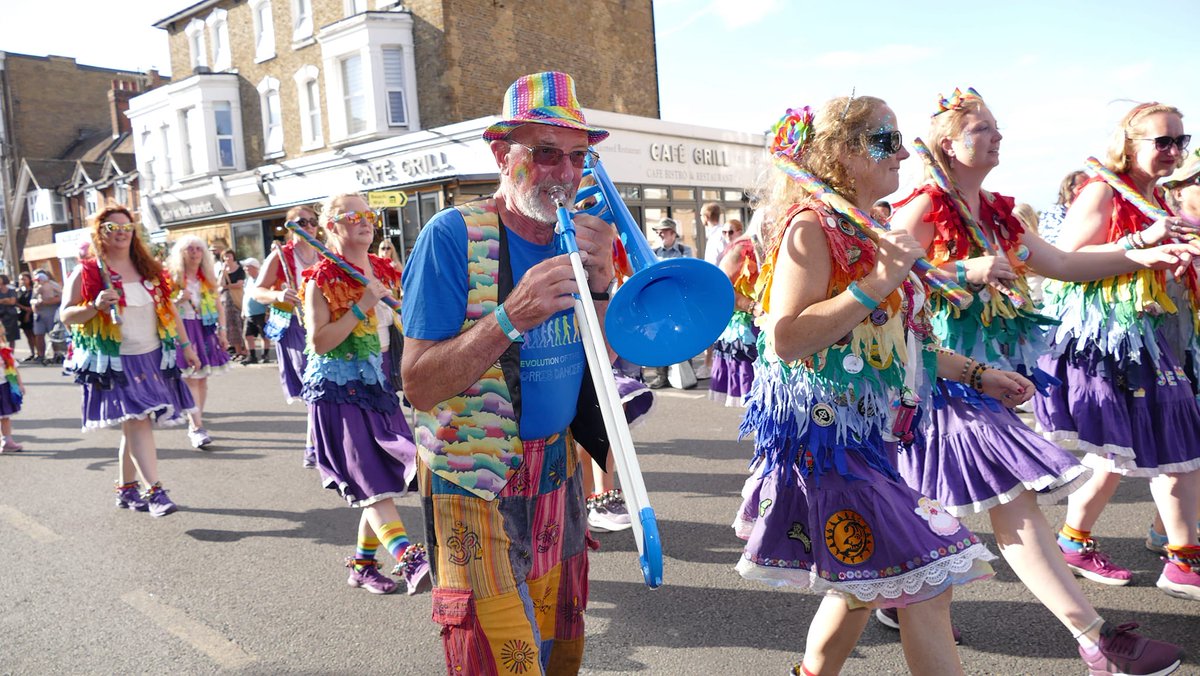 CommunityAd's tweet image. Dancing through the streets, colourful costumes everywhere! The  Broadstairs Folk Week Parade brought smiles to faces young and old. From Morris dancers to musicians, the town came alive with tradition and joy.
Photos by Frank Leppard 
 #folkweek #broadstairs #thanet #Kent