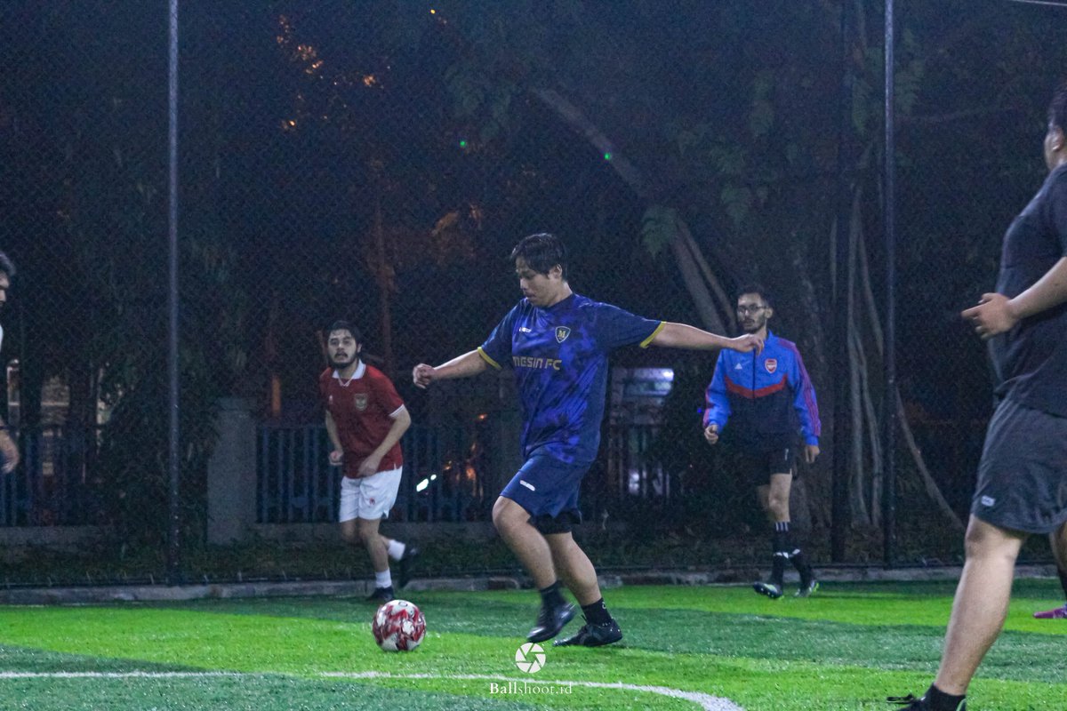Kidutisme's tweet photo. Jaman sekarang main bola fun football aja ada fotographernya. Niat olahraga atau olahgaya? Hehe. https://t.co/6YFBXkQcEo