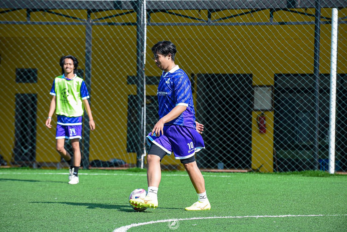 Jaman sekarang main bola fun football aja ada fotographernya. Niat olahraga atau olahgaya? Hehe.