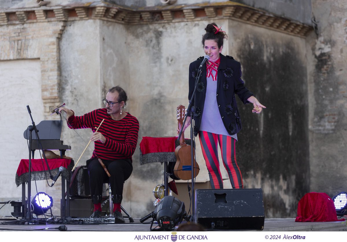 estiuvers_fest's tweet photo. Imatges de l’#estiuvers24 amb ‘Ses honorables virtuts il·lògiques’ a la Torre dels Pares. Una gran cloenda d’aquesta quarta edició 💚
📷 Àlex Oltra https://t.co/TJ1A7pbBCQ
