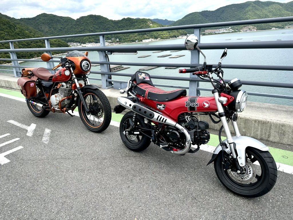 Dax_125_m's tweet photo. 日生へツーリング🏍🏍³₃
初めての「はましん」へ行ってきた！
店主さんいっぱいお話してくれて楽しかったꉂ🤭︎
ま！じ！で！美味しすぎた！上えび巻き！
また行こっと！🥹🫶🏻️💓

久しぶりに��イク乗ると怖いけどやっぱり楽し��なぁ🫶🏻❤️‍🔥

#バイク女子 
#バイク好きな人と繋がりたい 
#ダックス125 https://t.co/8UiMRYsxXY