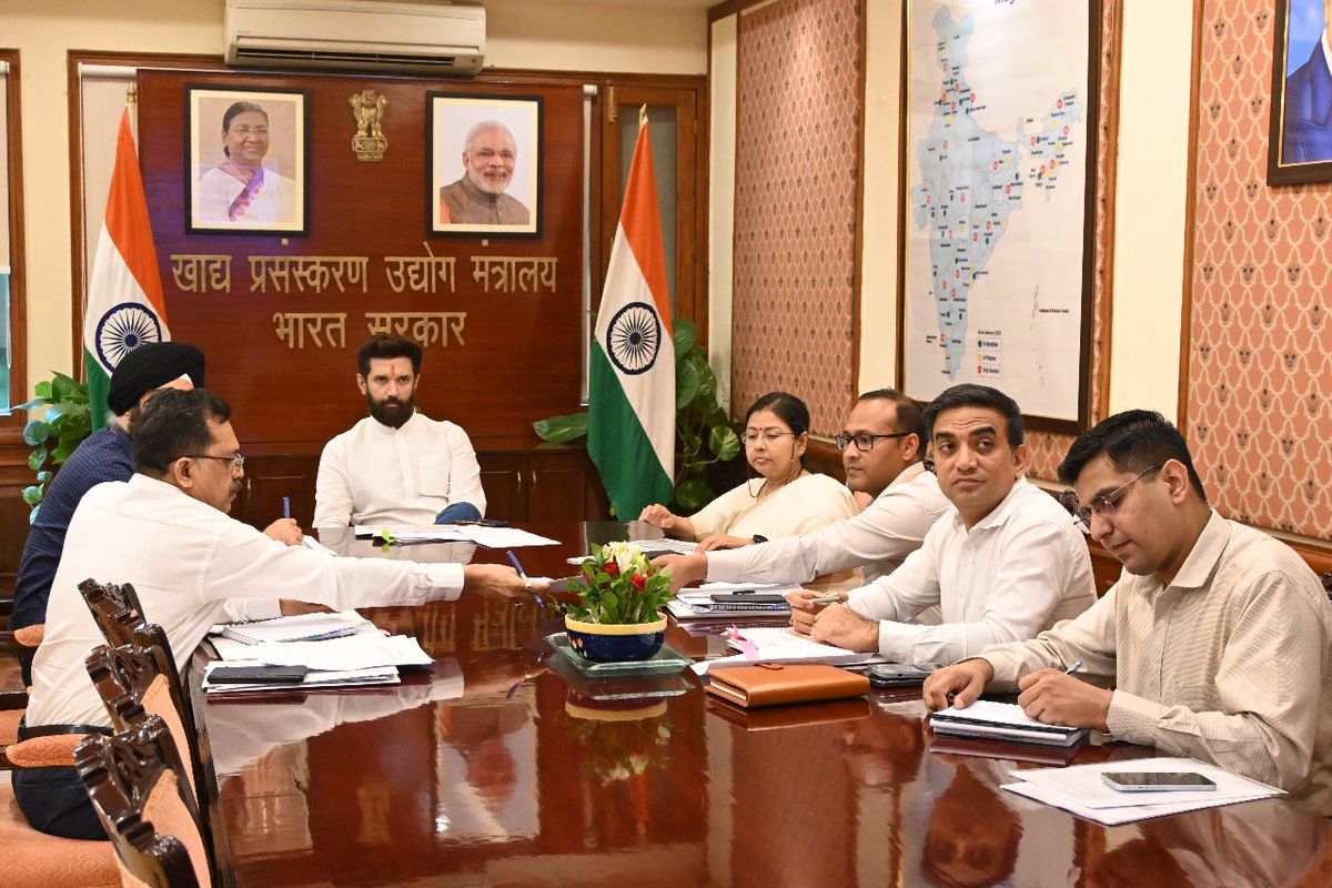 iChiragPaswan's tweet image. आज नई दिल्ली के पंचशील भवन में #PLISFI योजना पर आयोजित एक समीक्षा बैठक की अध्यक्षता की। बैठक में मंत्रालय के वरिष्ठ अधिकारियों से योजना के अंतर्गत चल रही परियोजनाओं की विस्तृत जानकारी ली। 

#ProcessingForProsperity
#WorldFoodIndia2024