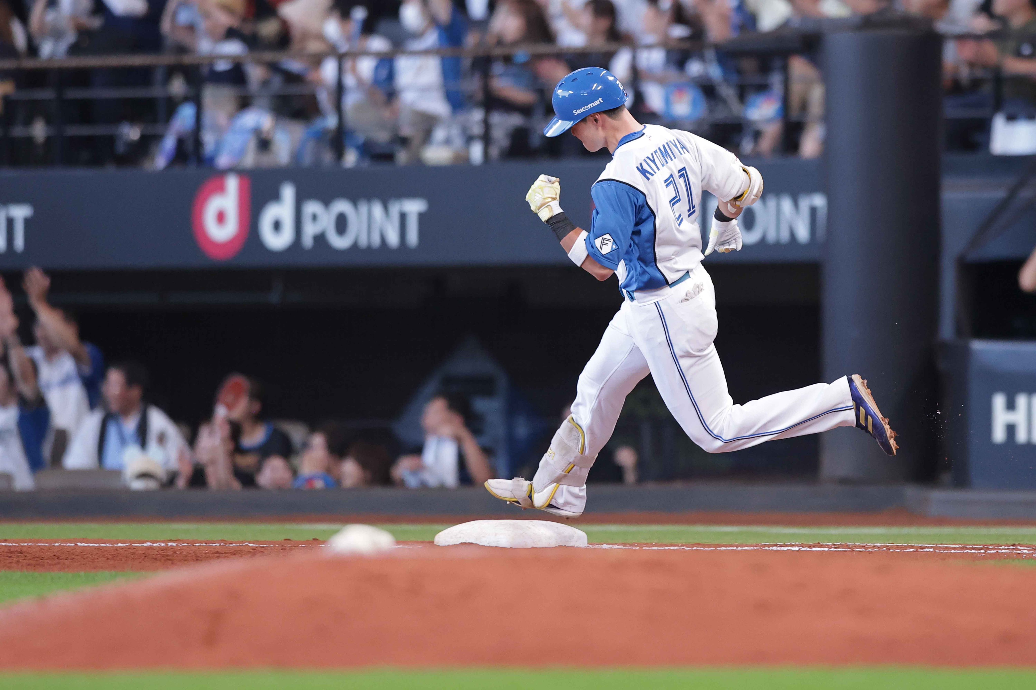 R*7様 北海道日本ハムファイターズフード付ブラック監督・選手