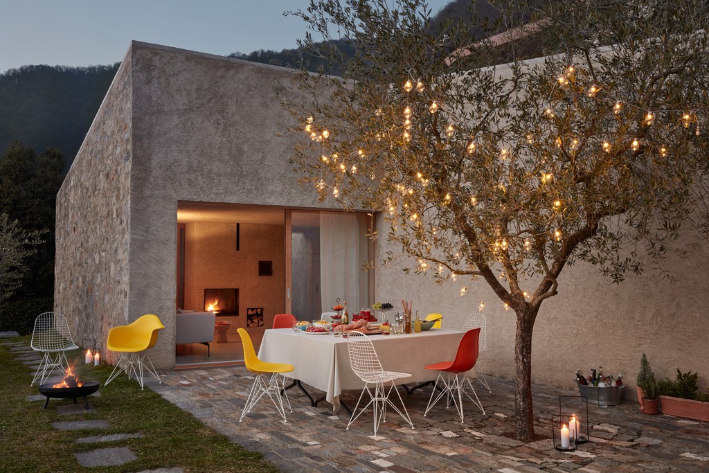 The multitude of combinations makes it possible to use the Eames Shell Chairs in the widest range of settings – from dining rooms, living rooms and home offices to terraces and gardens.⁠
⁠
#Vitra #Eames #HomeStories 

vitra.com/living/eames-s…