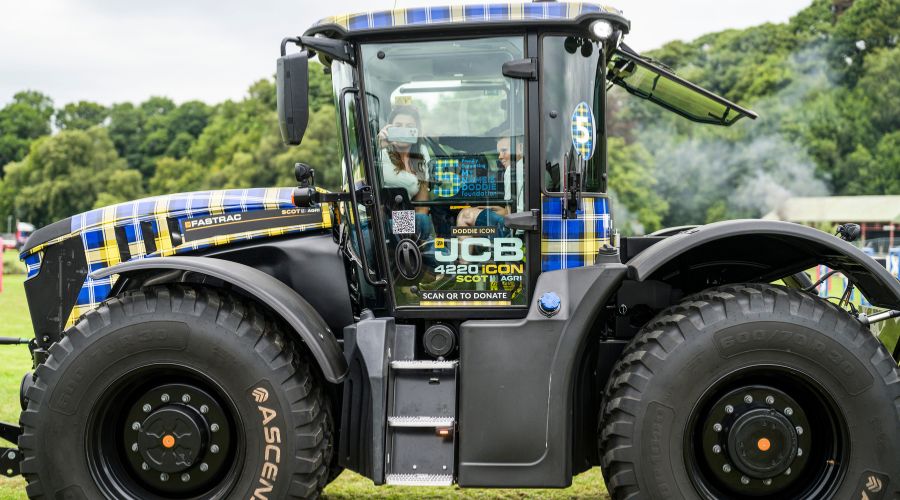 FarmersGuide's tweet photo. This Wednesday, the unique tartan-wrapped JCB Fastrac, known to many as Doddie the iCON, will lead the march at Sandy Duffus’ Tractor Run 🚜

https://t.co/gULW8gM9wI

#tractorrun #JCBtractor #scottishfarming #scotland @MNDoddie5 https://t.co/60bfDxpMo3