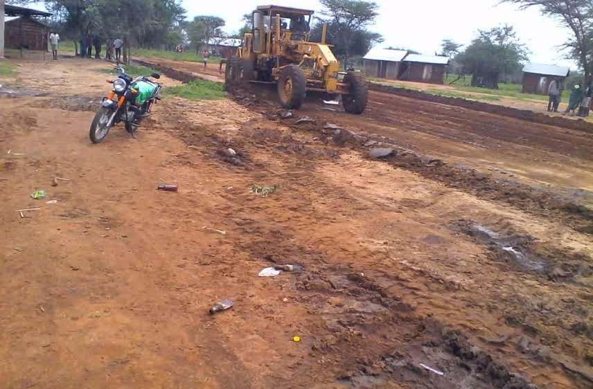 PlatiniAfrica's tweet photo. Clearing bushes and prepping the road in Kikuube (Hoima). 
#construction #Excavation #Bushclearance #Cuberoot #PlatiniAfrica #Hoima https://t.co/VR2tTQcBP1