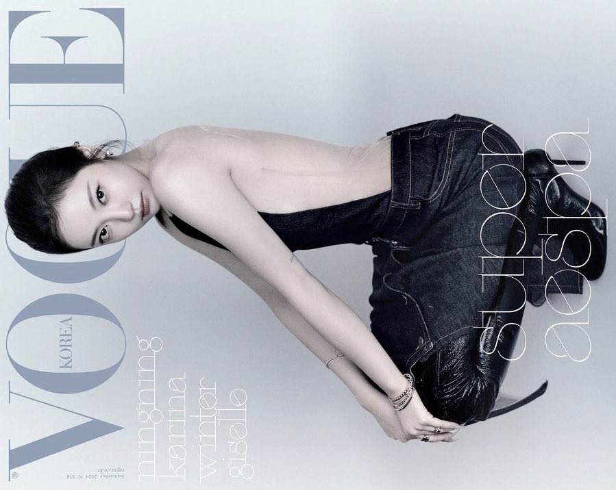 보그 코리아의 표지를 장식한 이 매혹적인 화보는 우아한 백리스 데님 의상을 입은 모델의 강렬한 이미지가 돋보입니다. 당당하고 자신감 넘치는 눈빛과 세련된 헤어스타일이 세련미와 모던함을 자아냅니다. 미니멀하면서도 강렬한 구도는 그녀의 우아함과 매거진의 하이패션 미학을 강조합니다
