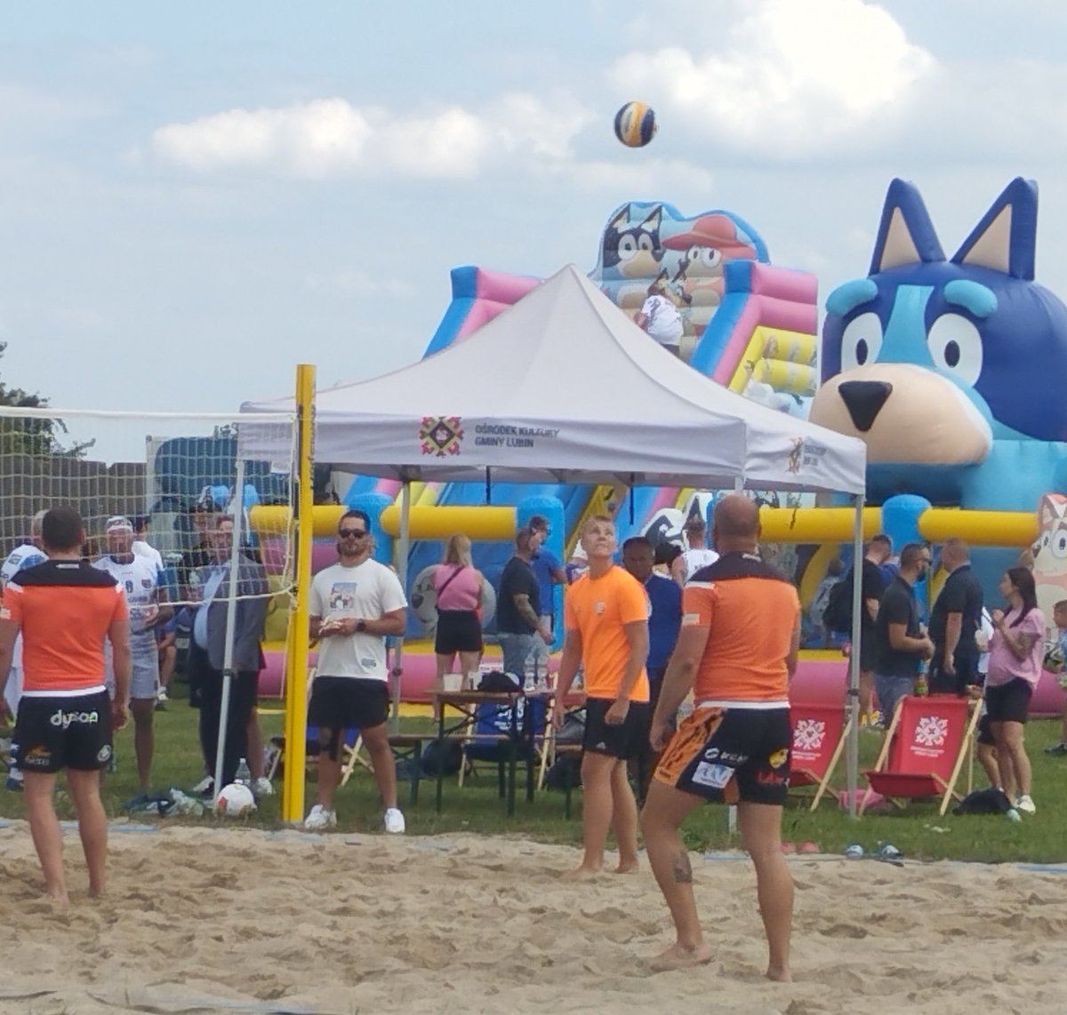 NFZ_Wroclaw's tweet photo. 🏐Ostatni, olimpijski weekend #TeamNFZ celebrował aktywnie, z mieszkańcami #Obora 🏃♀️➡️
👉W czasie Sportowego Festynu Rodzinnego chętni mogli odwiedzić nasze stanowisko i https://t.co/IzZs2bITrY. wyrobić #EKUZ czy poznać #DietyNFZ
Specjalne atrakcje czekały również na 👶👧 https://t.co/xR8k82KeD1