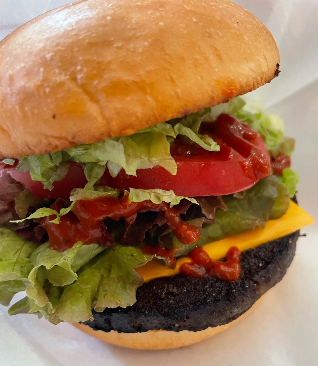 暑い日が続きますが、皆様お身体大丈夫でしょうか？
暑い日はやっぱりハンバーガー🍔でしょう💦ラム&amp;ビーフパテは美味しかった。
3ヶ月前に買った車の査定が1300万も下がっていてびっくり。投資としては失敗😅明日からダイエットやる。うん。やる。