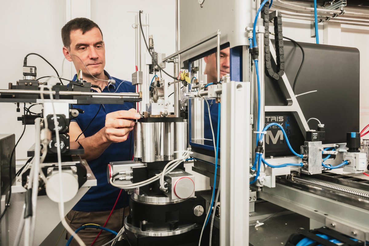 European Synchrotron (@esrfsynchrotron) on Twitter photo 🔦#SpotlightonScience
Researchers have used X-ray diffraction at ESRF beamline ID15B to study a high-temperature superconductor under uniaxial pressure - which can be used to tune the material's electronic properties.
Read more 👉 esrf.fr/home/news/spot…
<a href="/lightsources/">lightsources.org</a> 🔦#SpotlightonScience
Researchers have used X-ray diffraction at ESRF beamline ID15B to study a high-temperature superconductor under uniaxial pressure - which can be used to tune the material's electronic properties.
Read more 👉 esrf.fr/home/news/spot…
<a href="/lightsources/">lightsources.org</a>